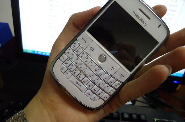 Blackberry-bold-9000-white
